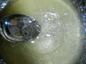 用小勺磨至糖化。（稍有颗粒也没关系）
