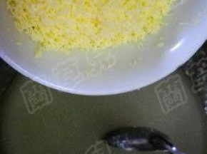 再加入蛋黄。