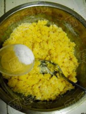 加入面粉、盐、苏打粉。