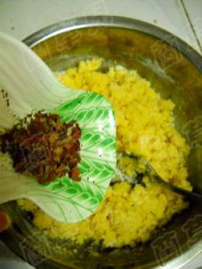 加入玫瑰碎末，拌匀。