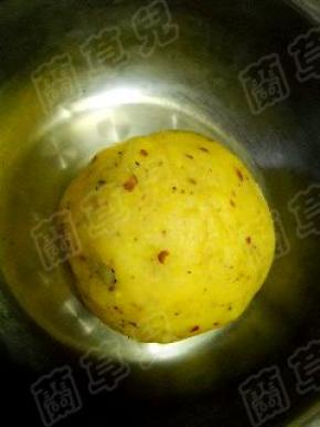 混合后，拌匀，和成团；放入保鲜袋，入冰箱冷藏一小时。