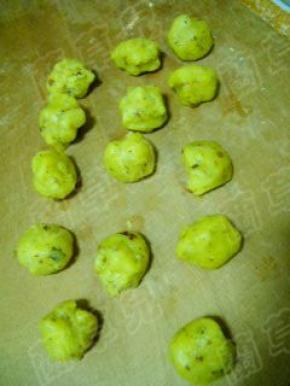 将面团分成小剂子。