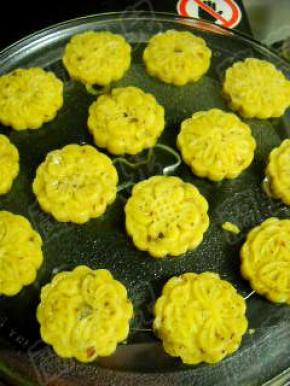 做成饼胚，放在微波转盘上。