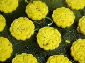 做成饼胚，放在微波转盘上。