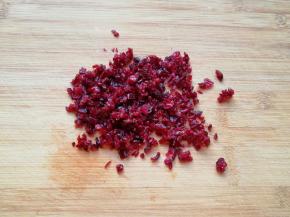 蔓越莓干用水冲洗一下，用厨房用纸吸干水分，切碎备用。