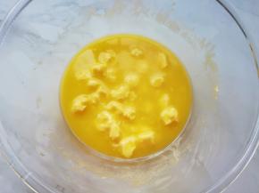 黄油隔水软化(不用完全融化)。