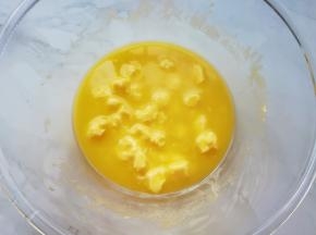 黄油隔水软化(不用完全融化)。