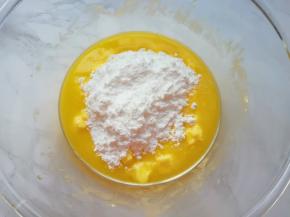 加入糖粉搅拌均匀。