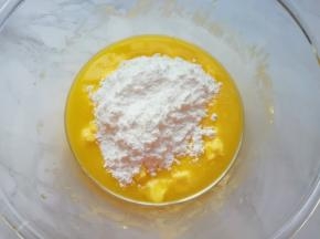 加入糖粉搅拌均匀。