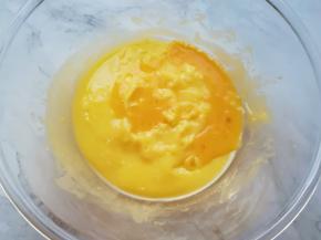 加入全蛋液搅拌均匀。