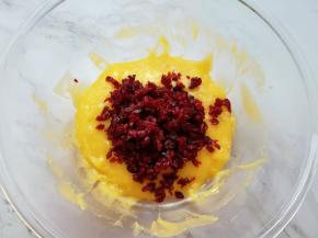 加入切碎的蔓越莓干搅拌均匀。