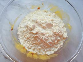 加入低筋面粉。