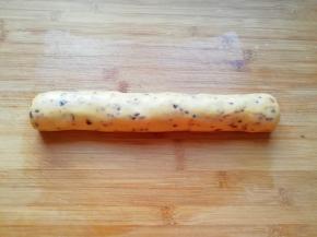 搓成圆柱形，用保鲜膜包起来，放入冰箱冷冻一个小时。