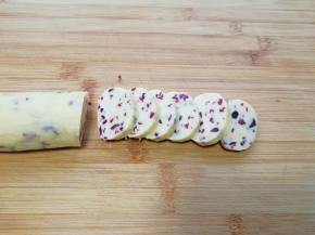 从冰箱里取出冻好的饼干面团，切成片。