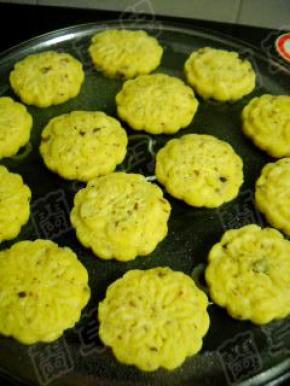 放入微波炉，高火叮1分钟，取出来看看。转低火叮2分钟。