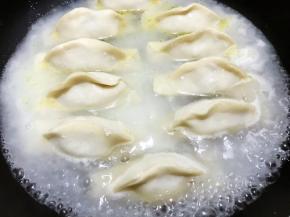 倒入前面调好的面粉水盖上锅盖闷10分钟