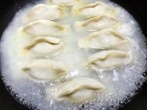 倒入前面调好的面粉水盖上锅盖闷10分钟