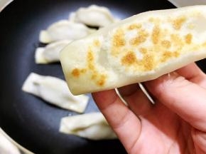中小火烙至底部有虎皮纹