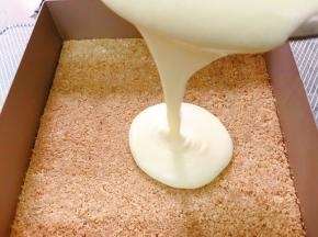 取出饼干底倒入芝士糊