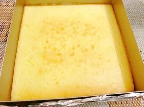 出炉等凉透后放入冰箱冷藏几个小时