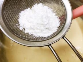 筛入玉米淀粉拌匀
做好的芝士糊过筛一次更为细腻哦
