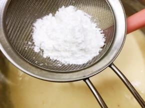 筛入玉米淀粉拌匀
做好的芝士糊过筛一次更为细腻哦
