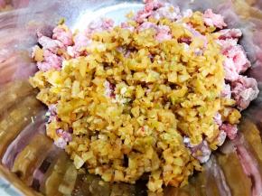榨菜末放入肉馅里