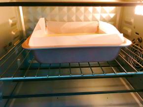 放入预热好的烤箱中层先140度烤40分钟，再转180度烤10分钟上色满意即可