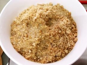 消化饼干擀成细末，加入到黄油里拌匀