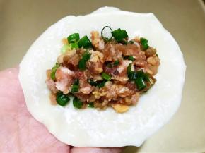取一张饺子皮包入适量肉馅