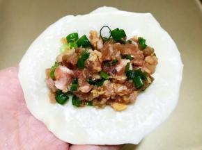 取一张饺子皮包入适量肉馅