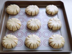 再用食品剪刀剪出，约1厘米的口子，距离要相等，这样才好看！放入垫有油纸的烤盘中，并间隔距离！