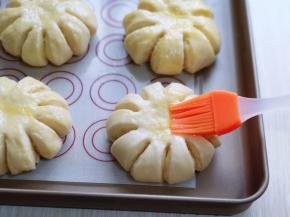 发酵好的面包胚取出刷上薄薄一层蛋液。