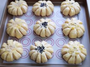 中间撒上黑芝麻，白芝麻，椰蓉馅都可以！