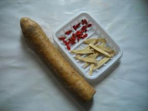 准备好山药、黄芪、枸杞子。