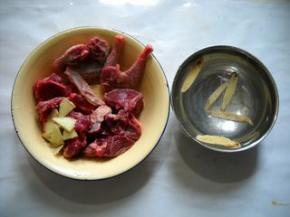 乳鸽剁小块；黄芪清洗、浸泡备用。