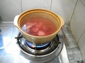 乳鸽倒入砂煲，加入冷水，大火煮开。