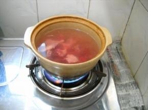 乳鸽倒入砂煲，加入冷水，大火煮开。