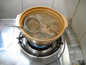 撇净浮沫；小火慢炖15分钟。