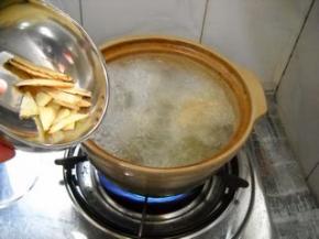 黄芪连同浸泡的汁水一起倒入砂煲，煲15分钟。