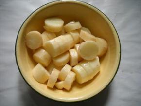 山药洗净、去皮、切小块。