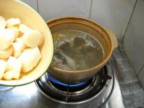 山药倒入砂煲，大火煮开，小火炖15分钟。