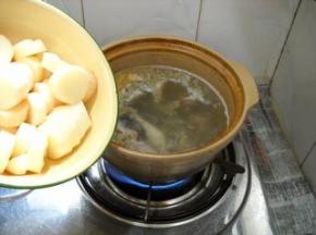 山药倒入砂煲，大火煮开，小火炖15分钟。