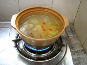 炖好的汤品，调入适量盐和黑胡椒粉即可食用。