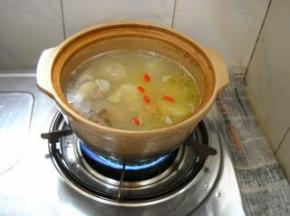 炖好的汤品，调入适量盐和黑胡椒粉即可食用。