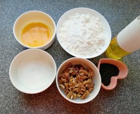 准备好食材，泡打粉和小苏打直接和低筋面粉混合均匀，糖和盐放在一起了。