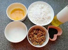 准备好食材，泡打粉和小苏打直接和低筋面粉混合均匀，糖和盐放在一起了。