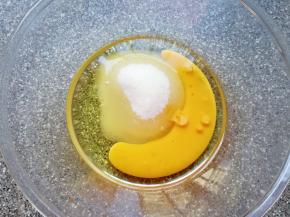 将玉米油、细砂糖、盐和全蛋液放在一起混合均匀。