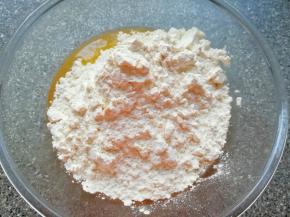 加入混合好的低筋面粉、泡打粉和小苏打。