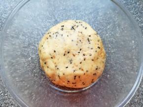 带上一次性手套抓捏成团。